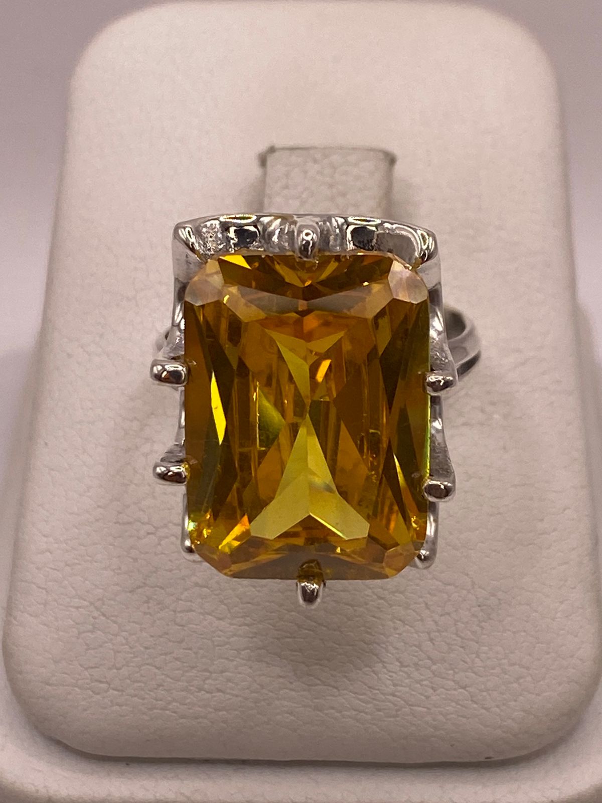 Anillo de Plata Ley 925 con Zirconia Color Citrino Rectangular