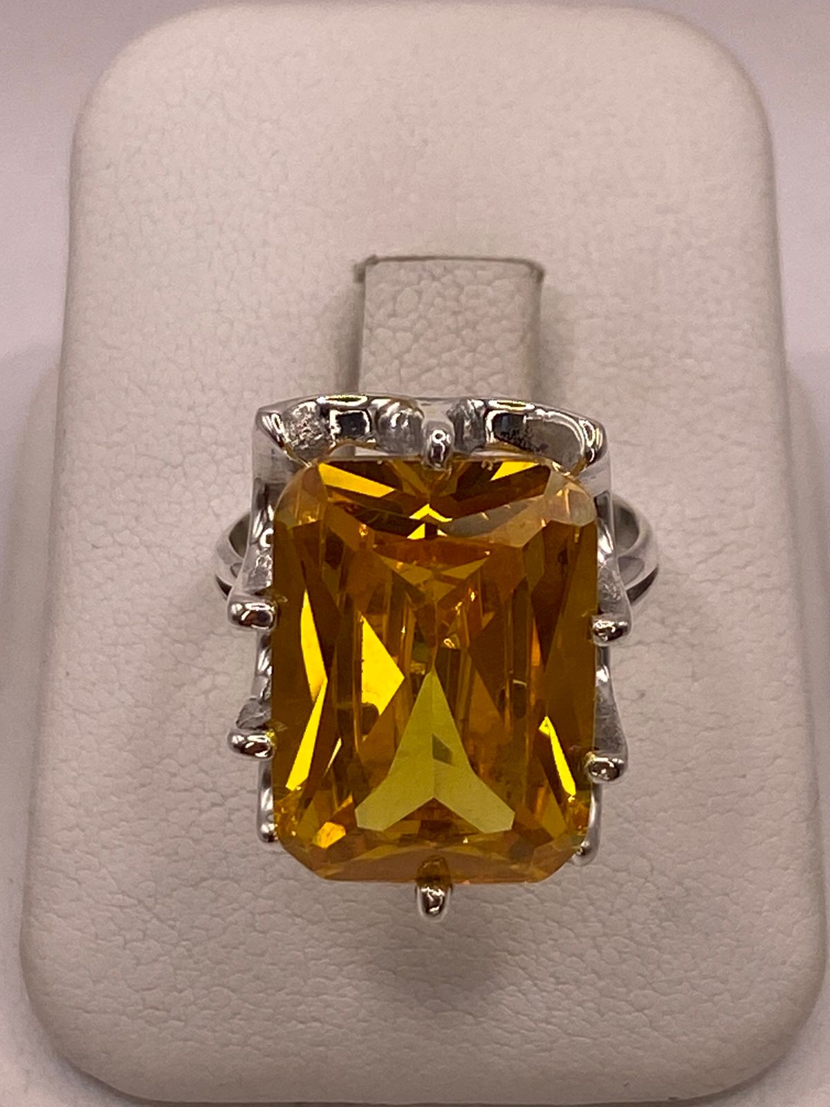 Anillo de Plata Ley 925 con Zirconia Color Citrino Rectangular