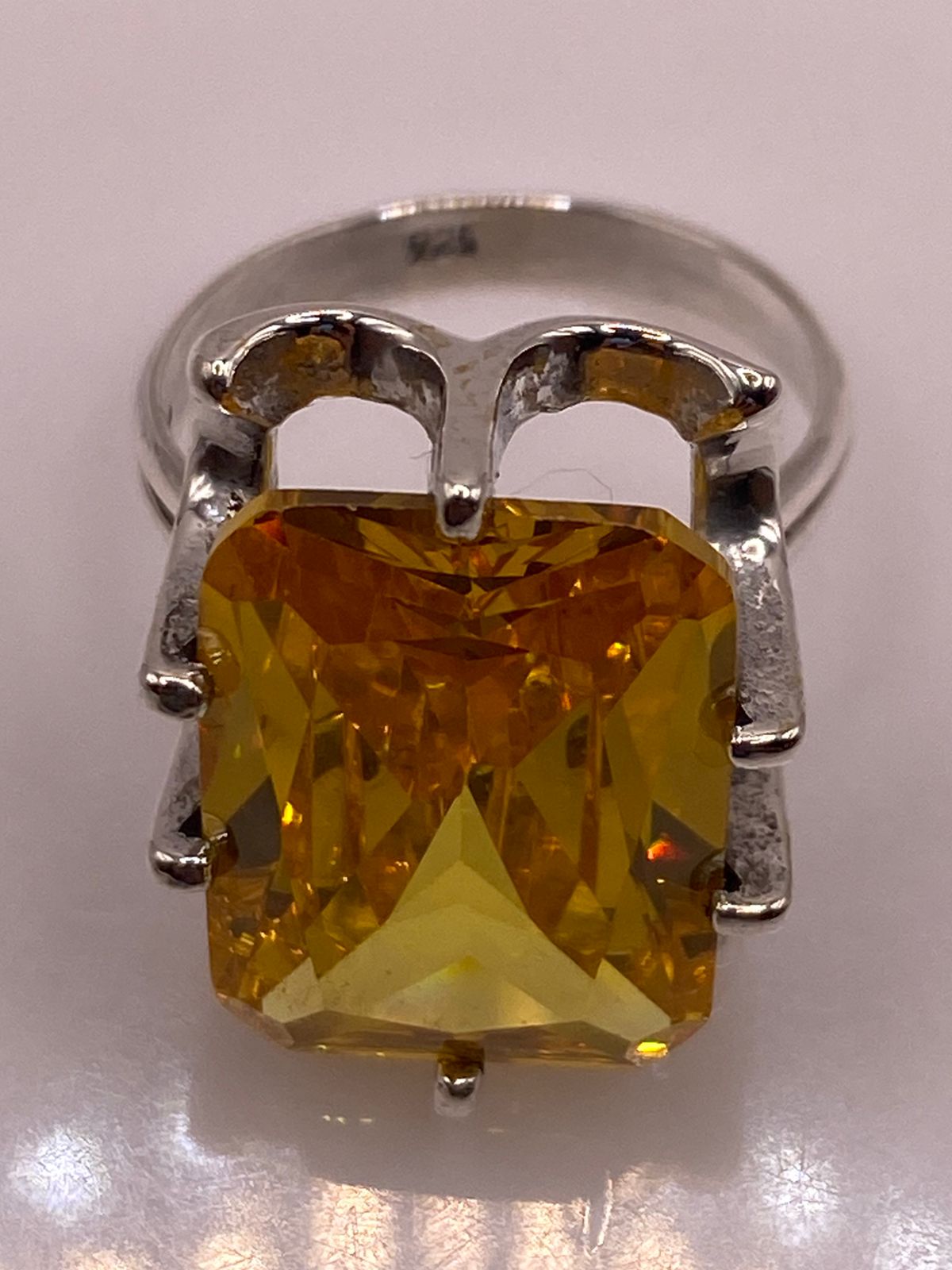 Anillo de Plata Ley 925 con Zirconia Color Citrino Rectangular