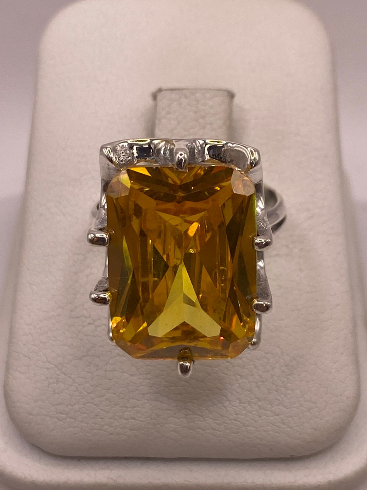 Anillo de Plata Ley 925 con Zirconia Color Citrino Rectangular