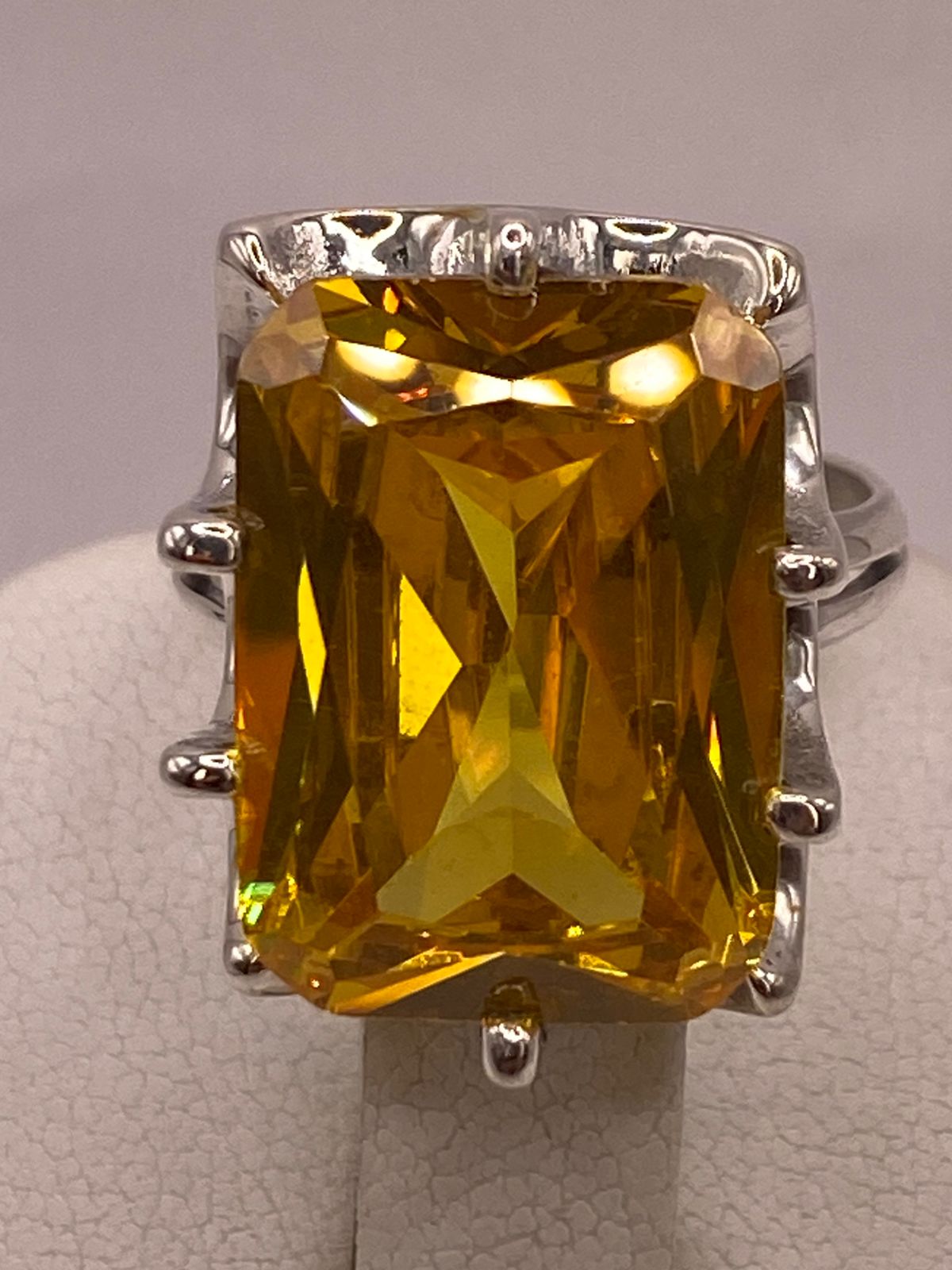 Anillo de Plata Ley 925 con Zirconia Color Citrino Rectangular