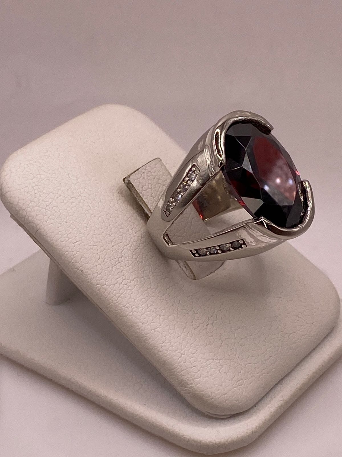 Anillo de Plata Ley 925 con Zirconia Color Granate Ovalada