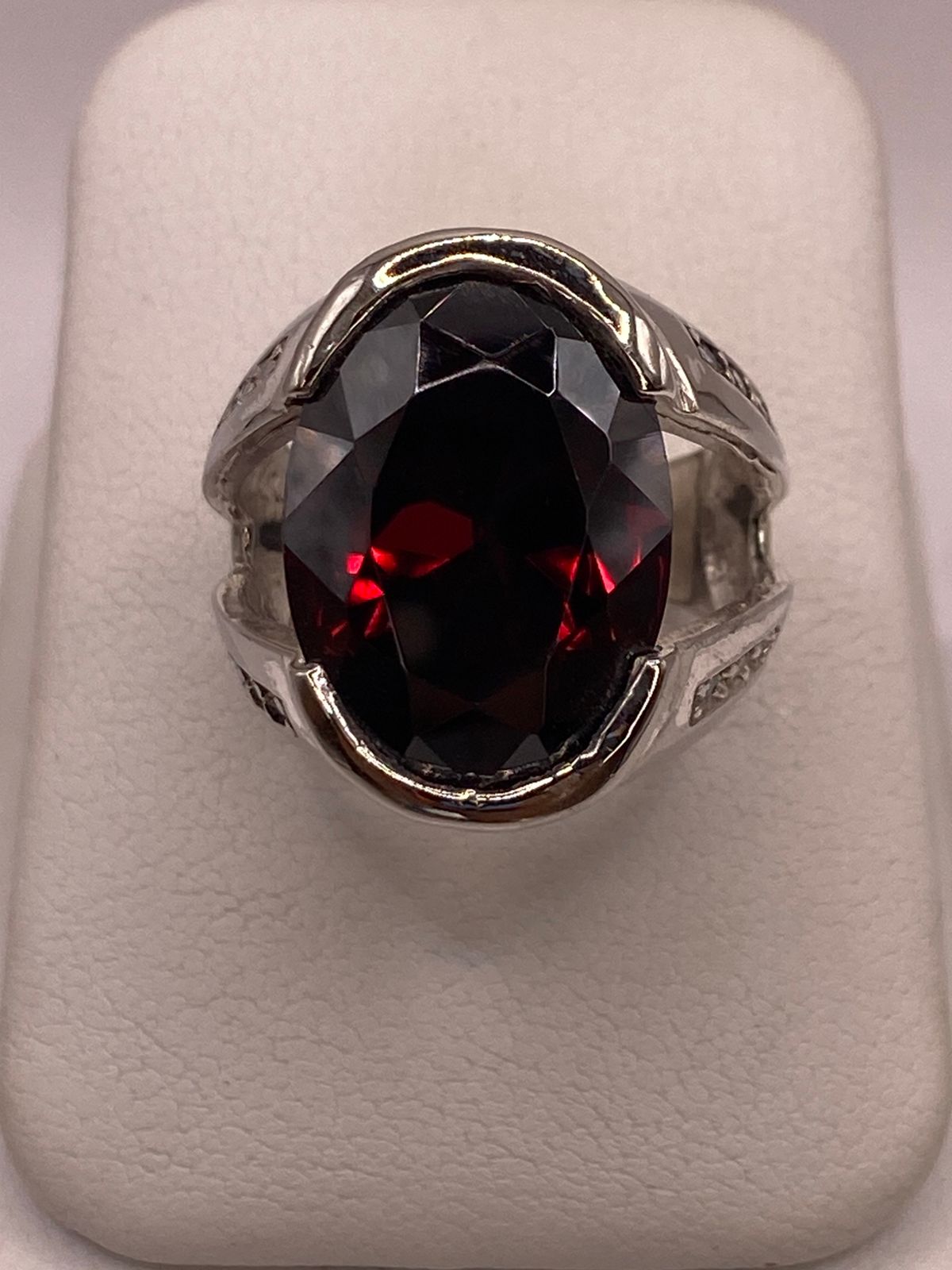 Anillo de Plata Ley 925 con Zirconia Color Granate Ovalada