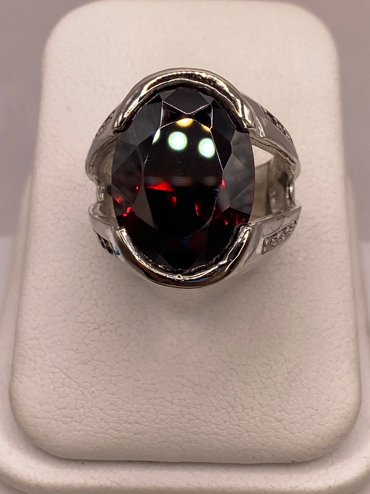 Anillo de Plata Ley 925 con Zirconia Color Granate Ovalada