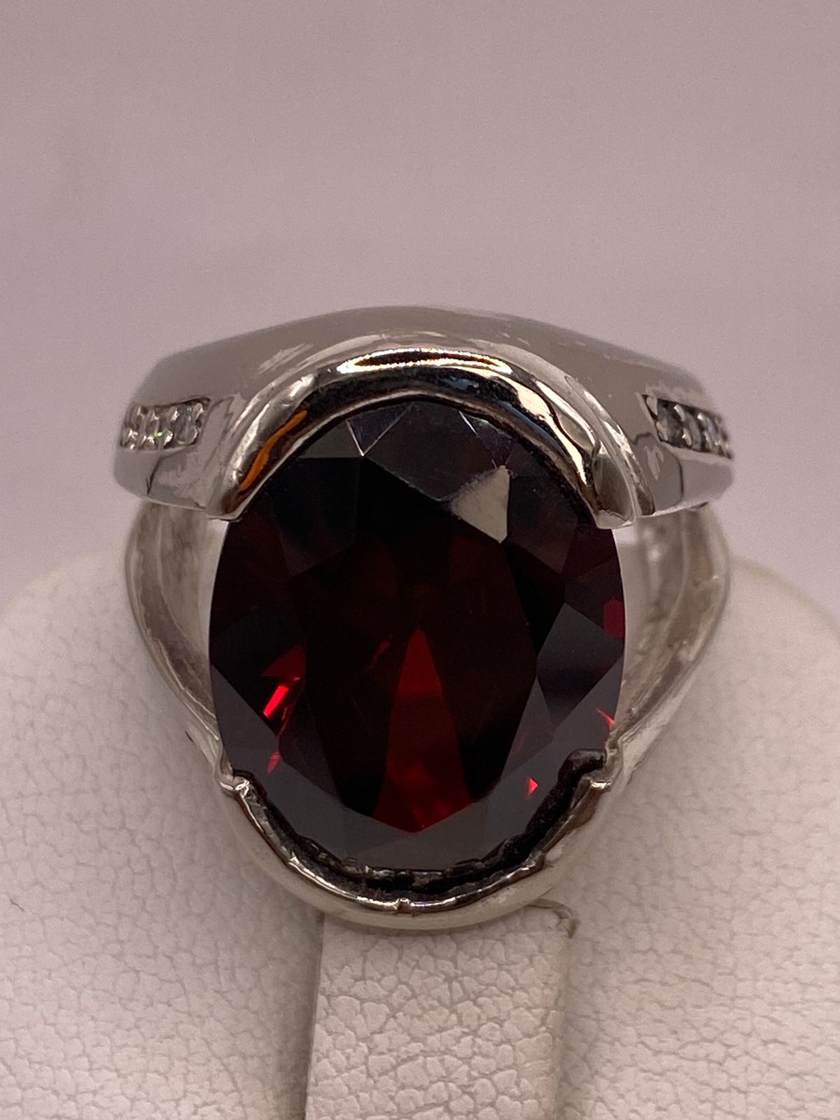 Anillo de Plata Ley 925 con Zirconia Color Granate Ovalada
