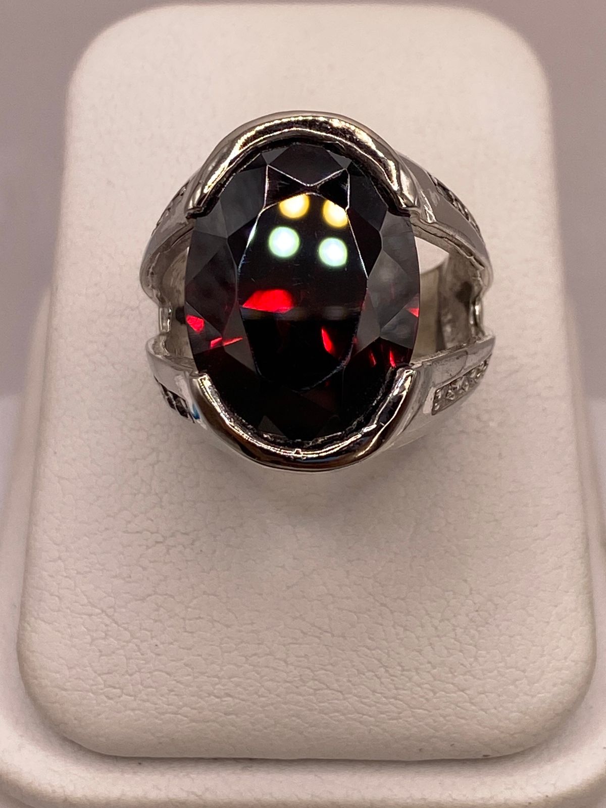 Anillo de Plata Ley 925 con Zirconia Color Granate Ovalada