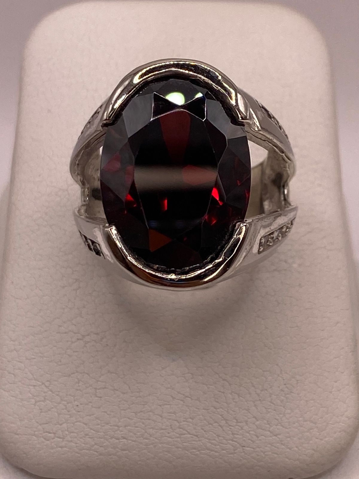 Anillo de Plata Ley 925 con Zirconia Color Granate Ovalada