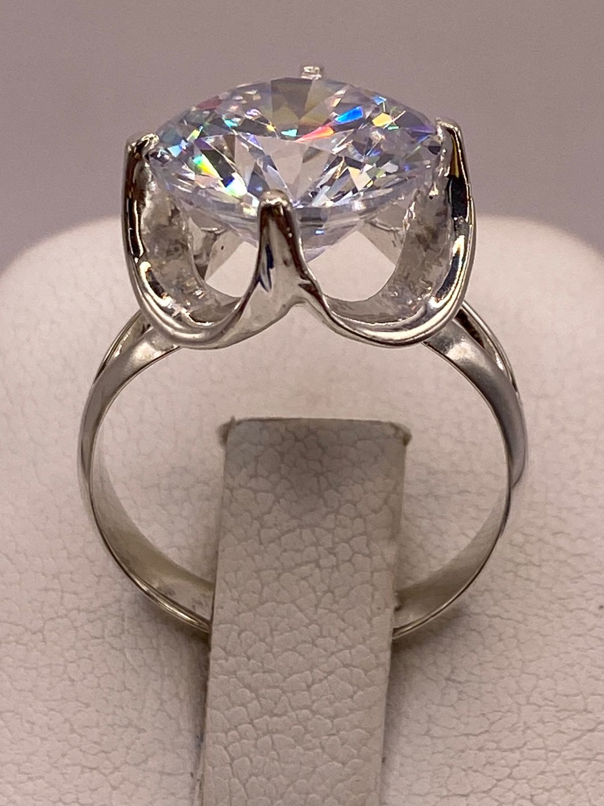 Anillo de Plata Ley 925 con Zirconia Cristal Corte Redondo Diseño Clásico Elegante