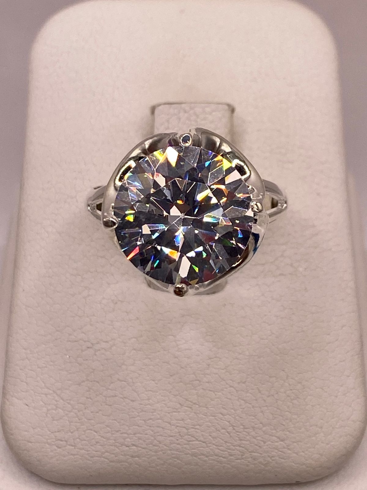 Anillo de Plata Ley 925 con Zirconia Cristal Corte Redondo Diseño Clásico Elegante
