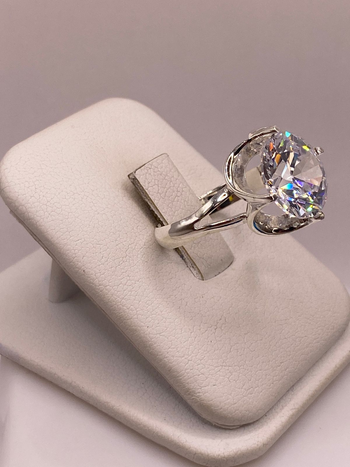 Anillo de Plata Ley 925 con Zirconia Cristal Corte Redondo Diseño Clásico Elegante