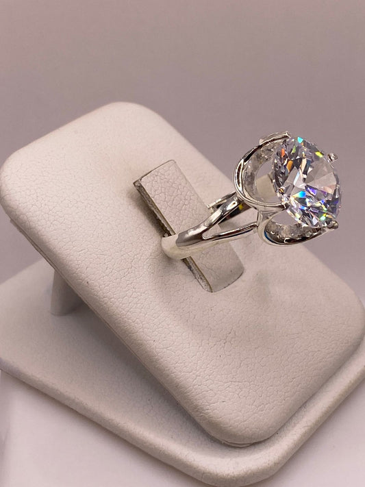 Anillo de Plata Ley 925 con Zirconia Cristal Corte Redondo Diseño Clásico Elegante, vista frontal