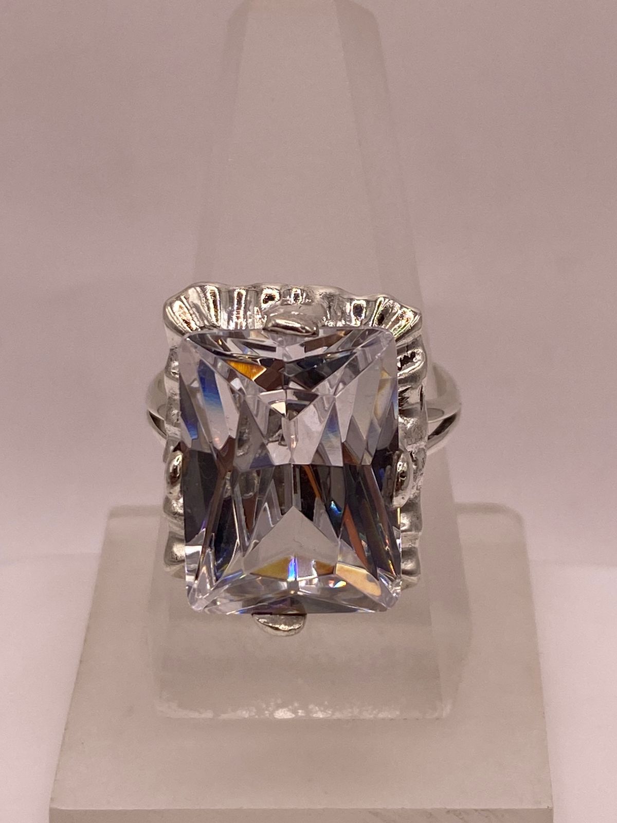 Anillo de Plata Ley 925 con Zirconia Cristal Diseño Escultural