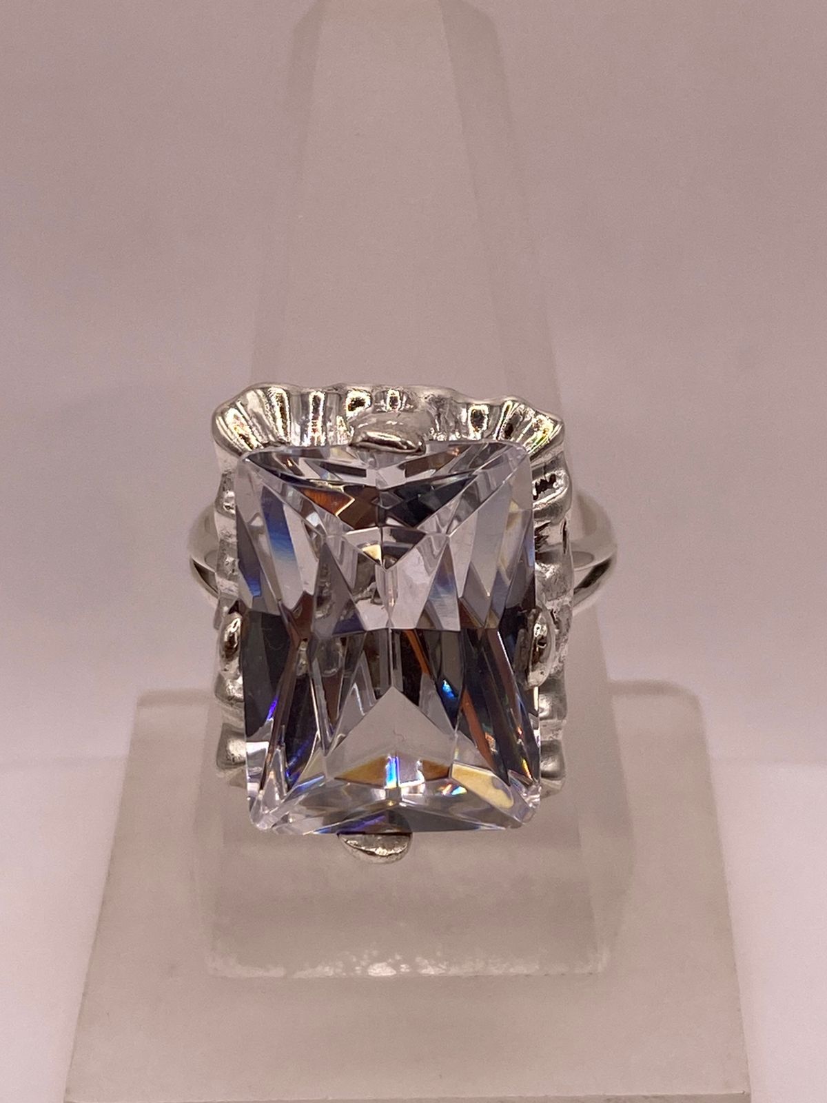 Anillo de Plata Ley 925 con Zirconia Cristal Diseño Escultural