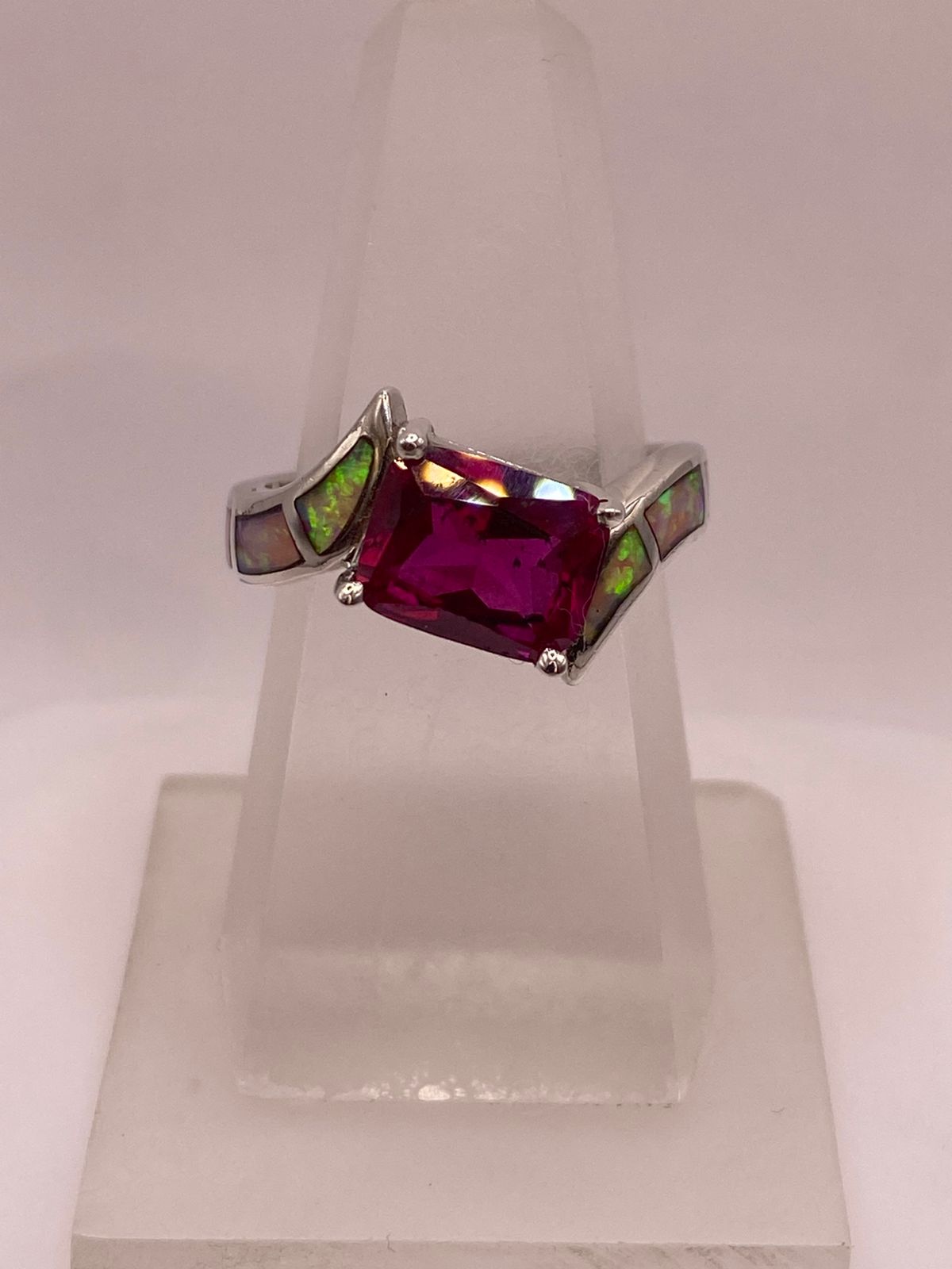 Anillo de Plata Ley 925 con Zirconia Fucsia y Ópalo de Fuego