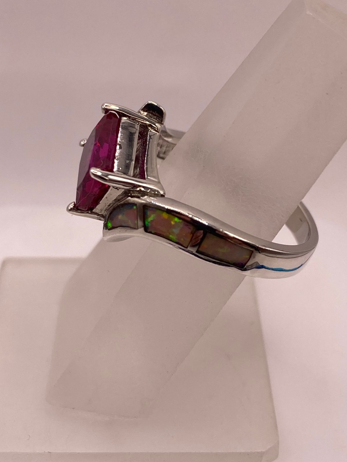 Anillo de Plata Ley 925 con Zirconia Fucsia y Ópalo de Fuego