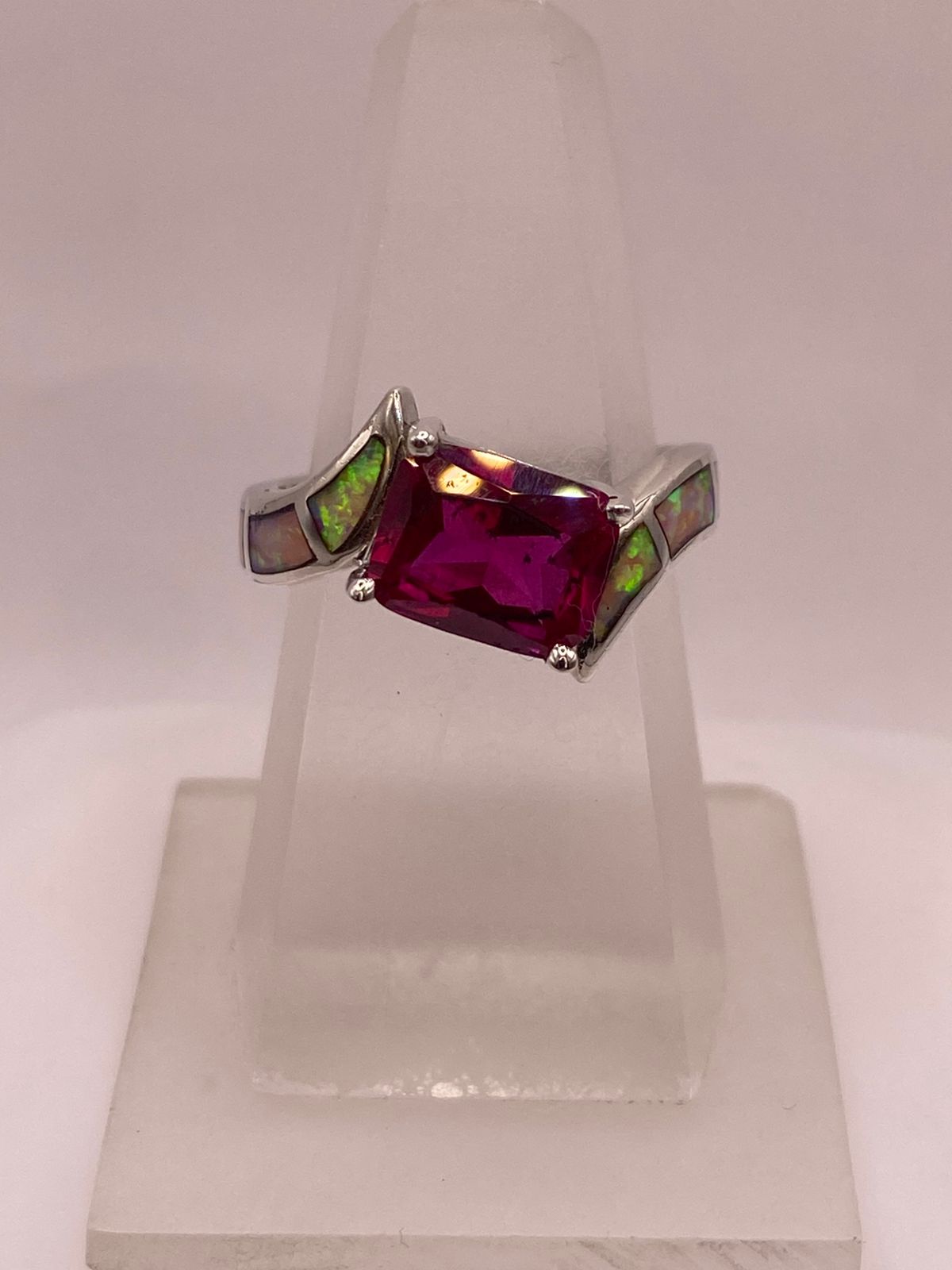 Anillo de Plata Ley 925 con Zirconia Fucsia y Ópalo de Fuego