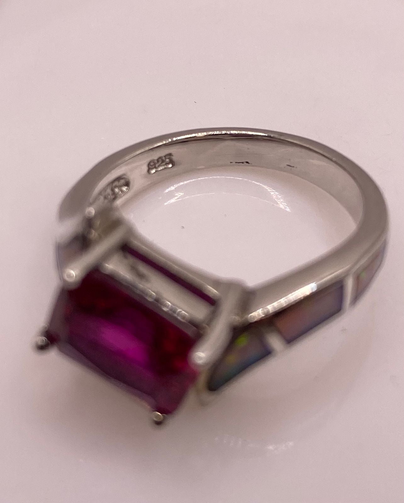 Anillo de Plata Ley 925 con Zirconia Fucsia y Ópalo de Fuego