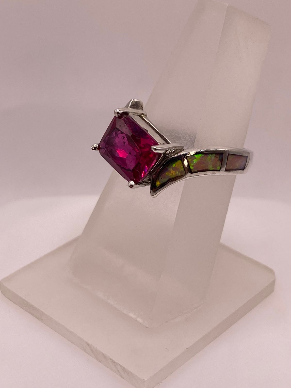 Anillo de Plata Ley 925 con Zirconia Fucsia y Ópalo de Fuego