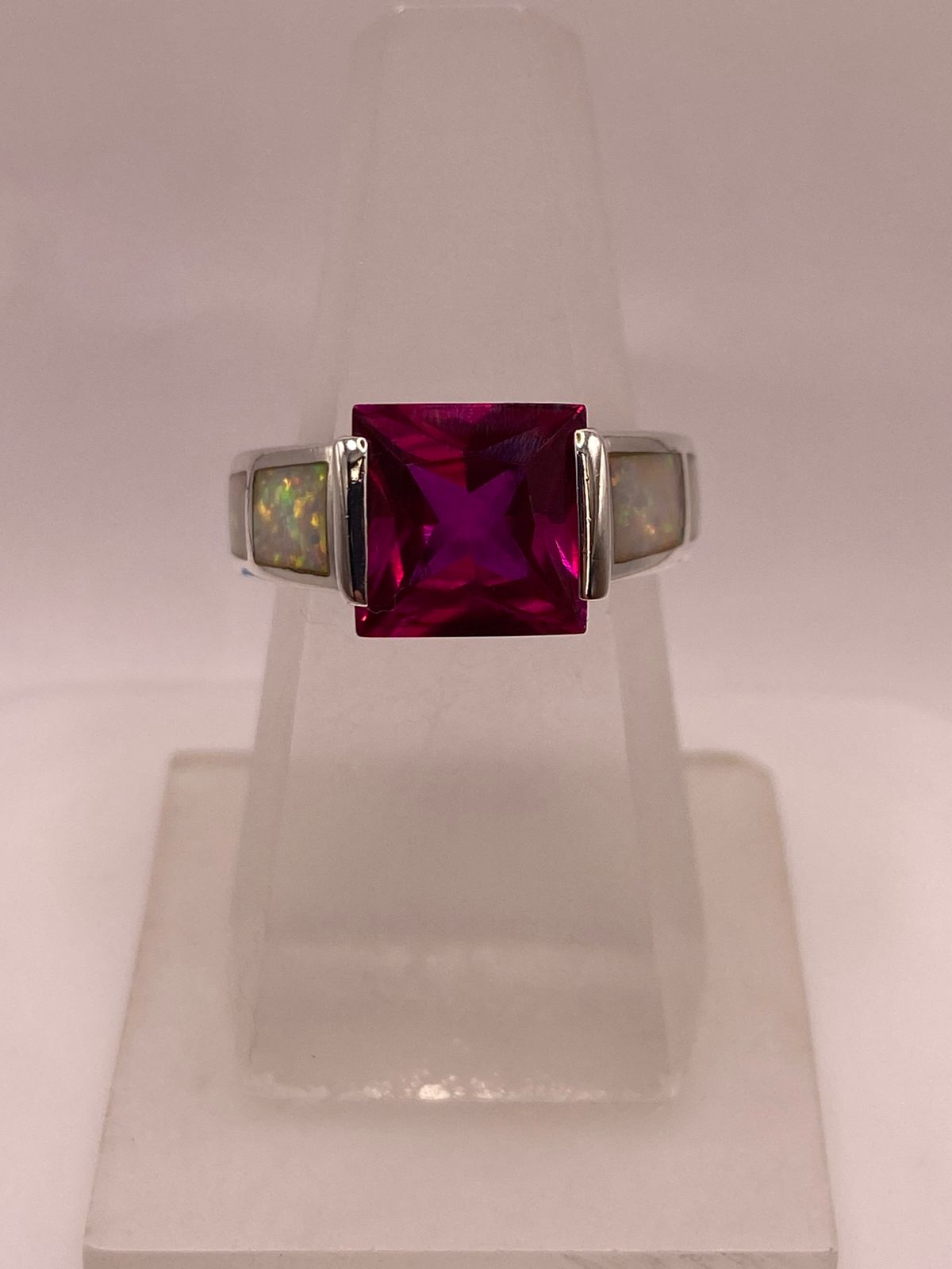 Anillo de Plata Ley 925 con Zirconia Fucsia y Ópalo de Fuego