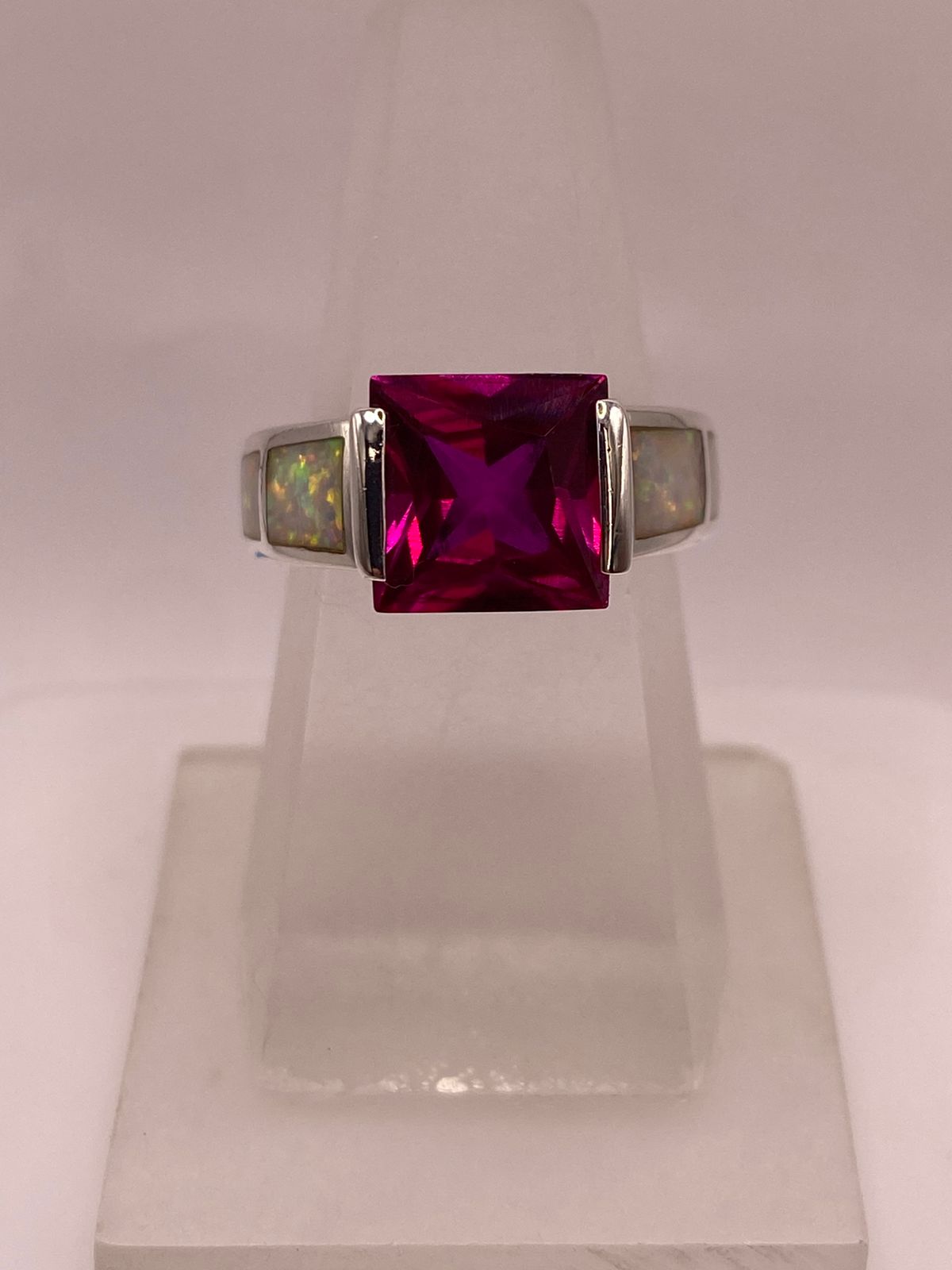 Anillo de Plata Ley 925 con Zirconia Fucsia y Ópalo de Fuego