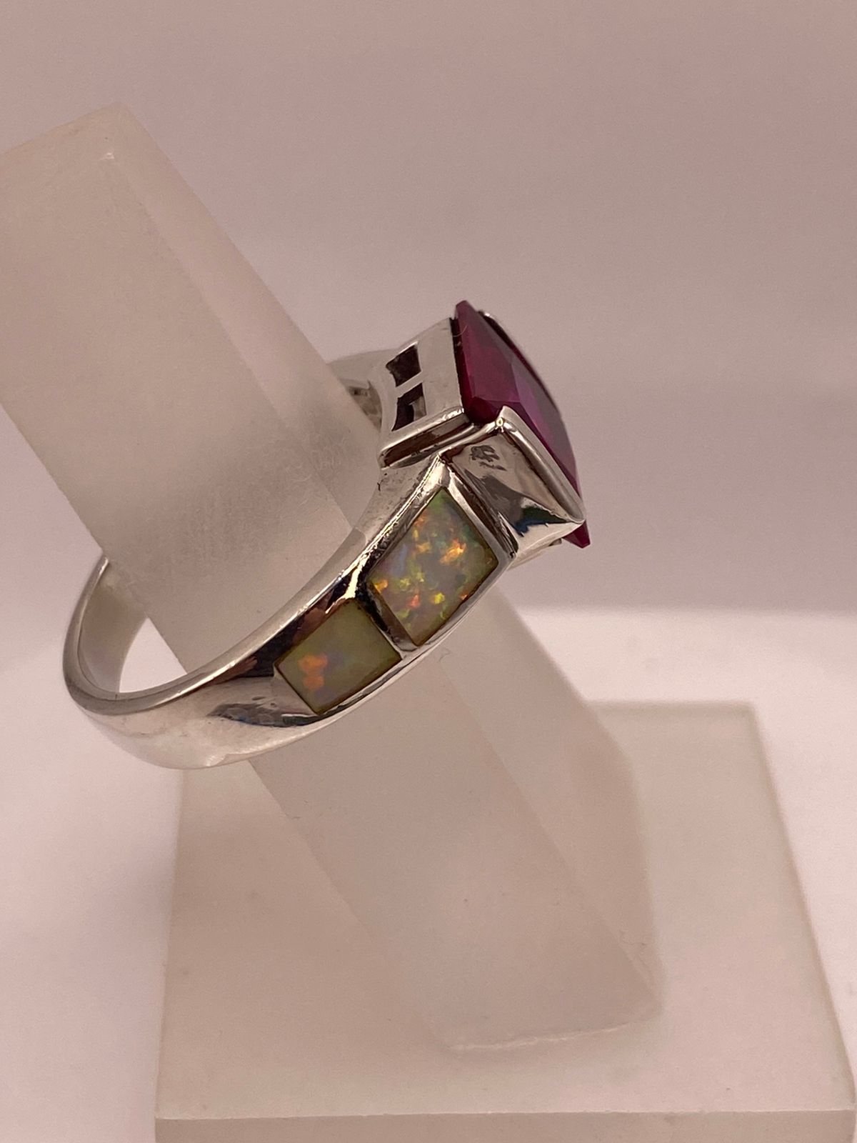 Anillo de Plata Ley 925 con Zirconia Fucsia y Ópalo de Fuego