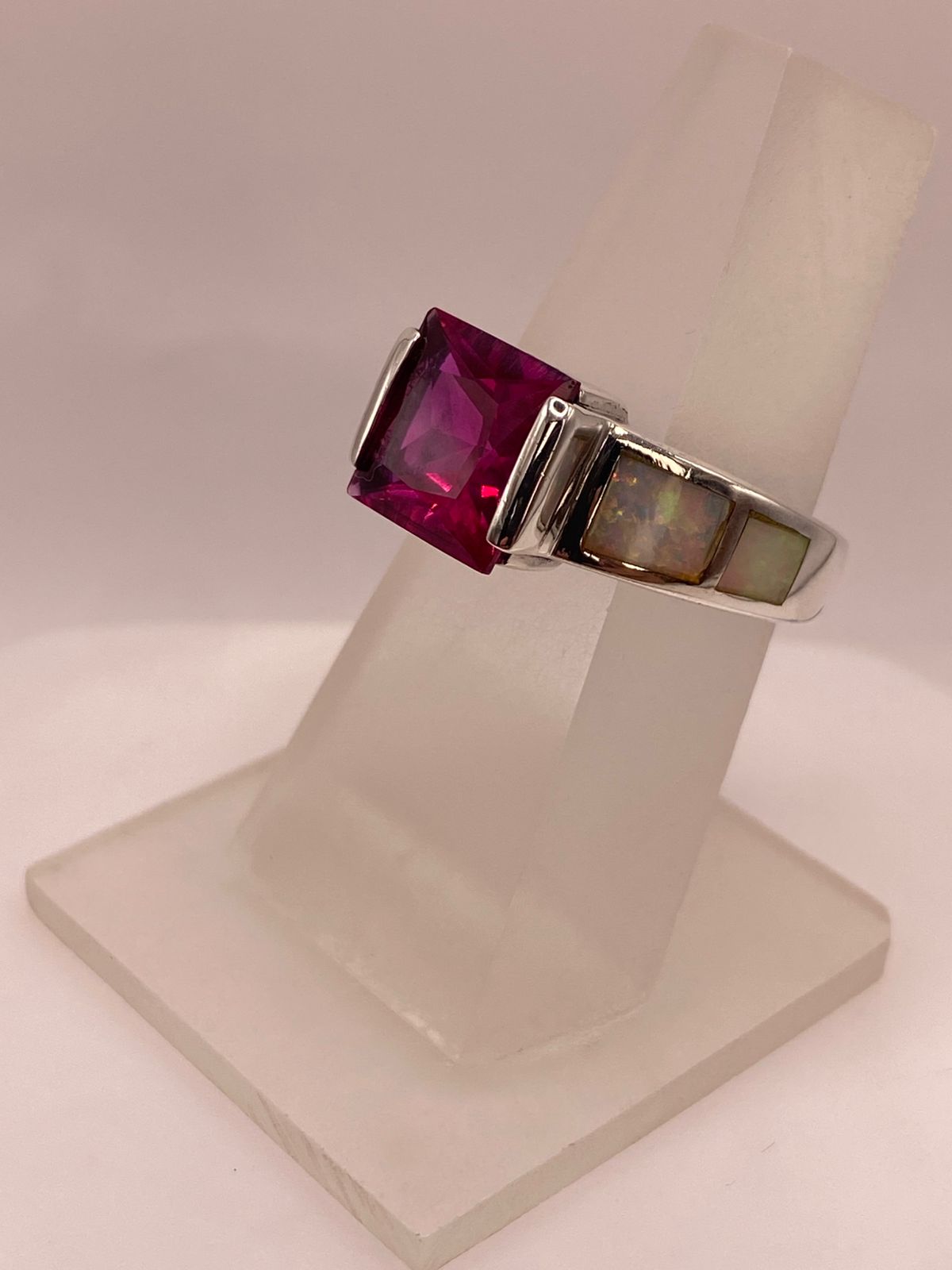Anillo de Plata Ley 925 con Zirconia Fucsia y Ópalo de Fuego
