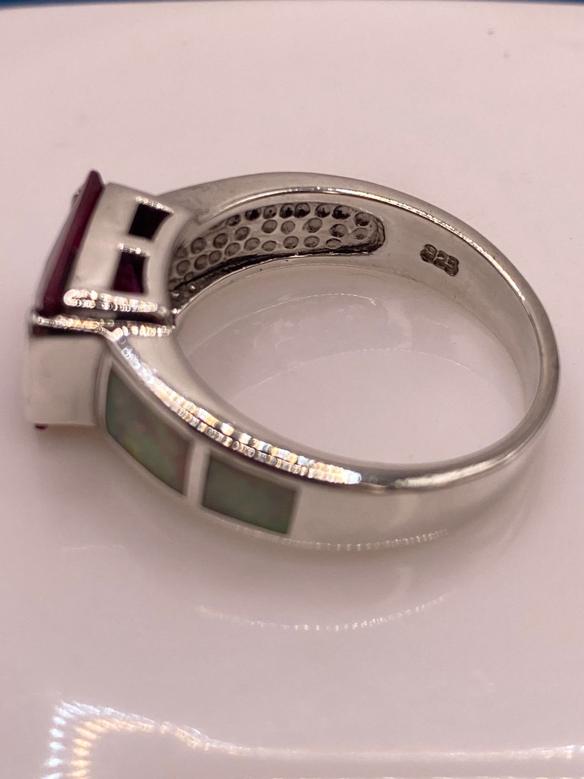 Anillo de Plata Ley 925 con Zirconia Fucsia y Ópalo de Fuego