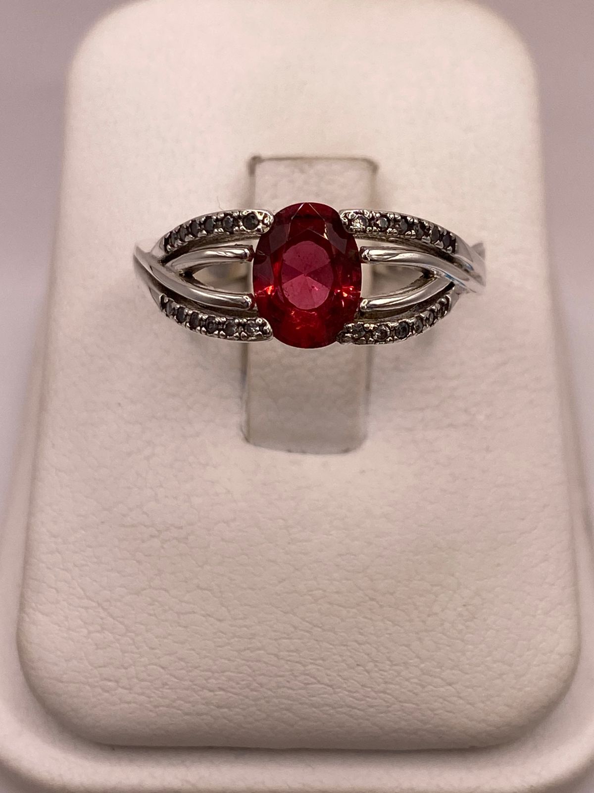 Anillo de Plata Ley 925 con Zirconia Fucsia Ovalada