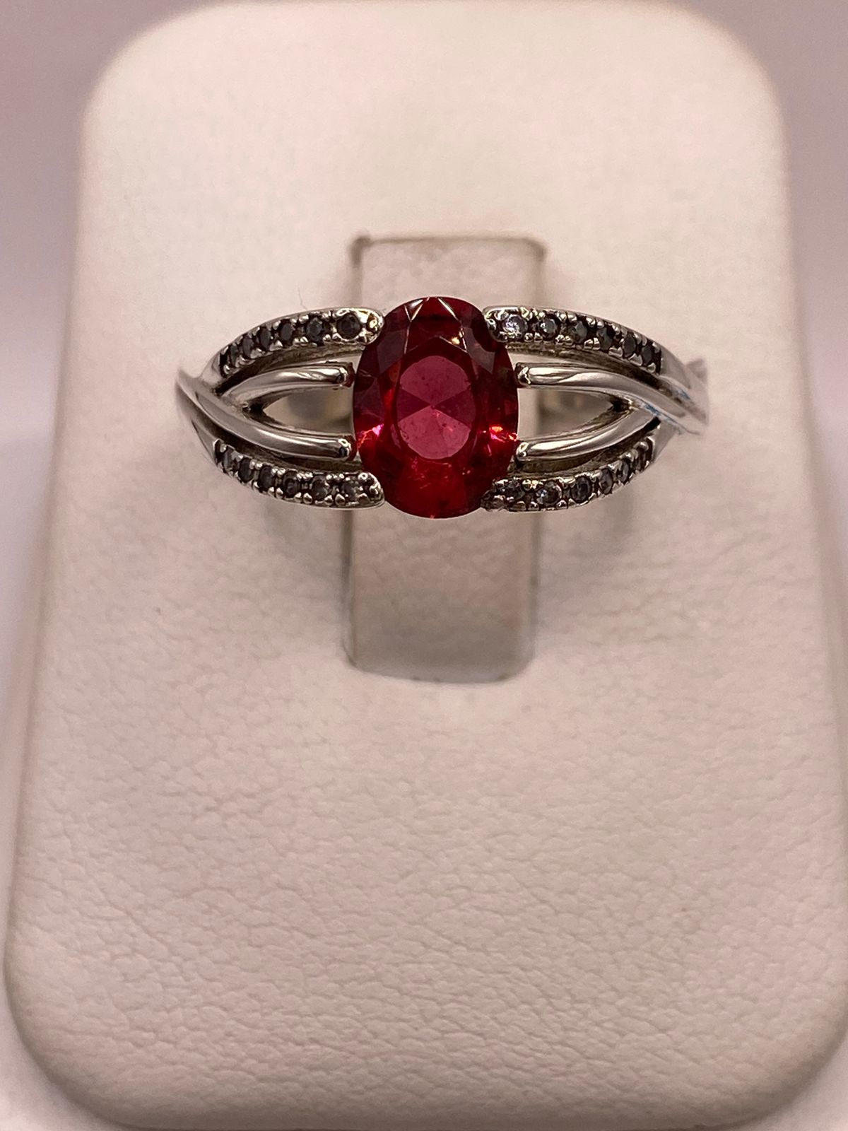 Anillo de Plata Ley 925 con Zirconia Fucsia Ovalada
