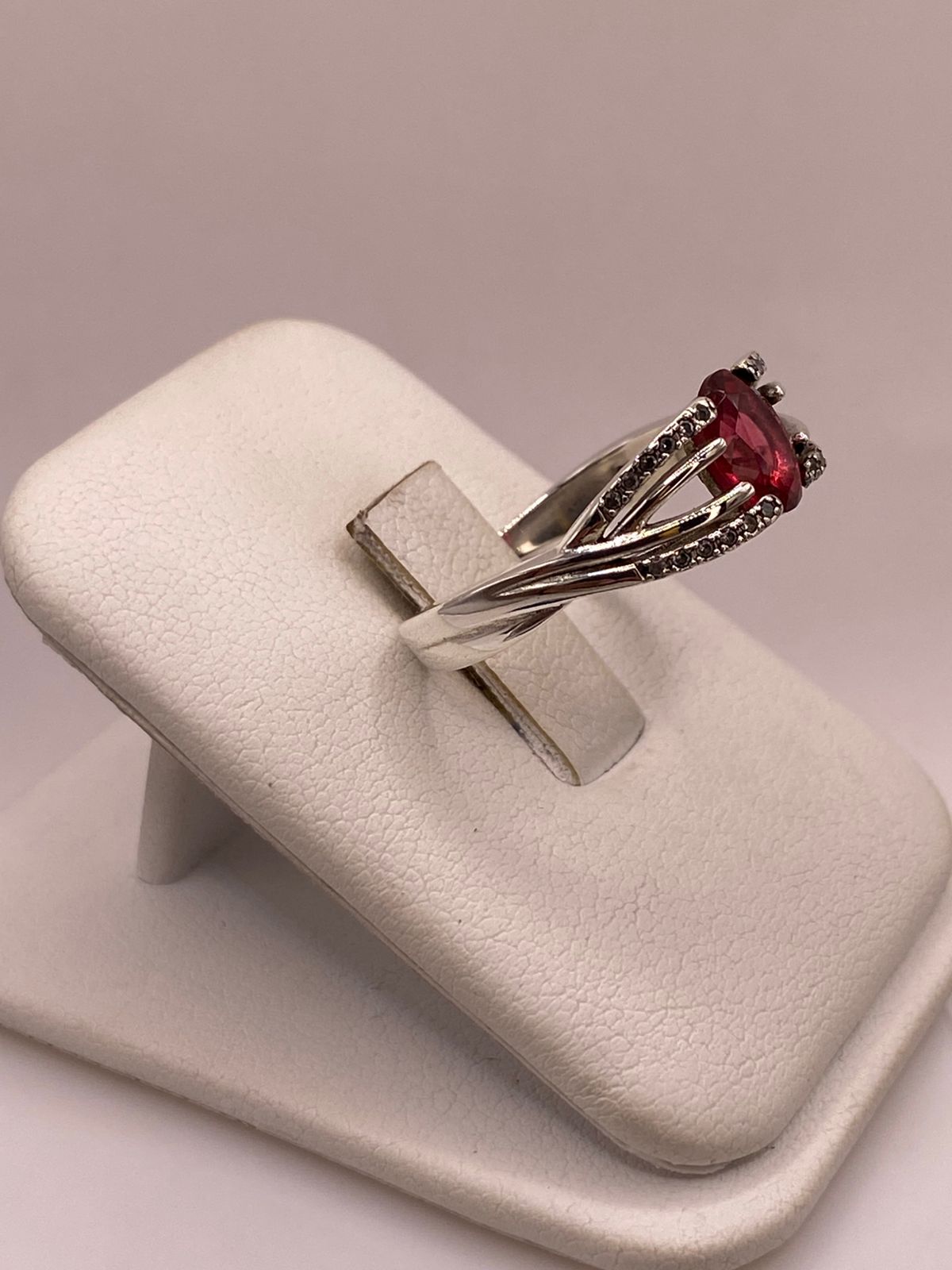 Anillo de Plata Ley 925 con Zirconia Fucsia Ovalada