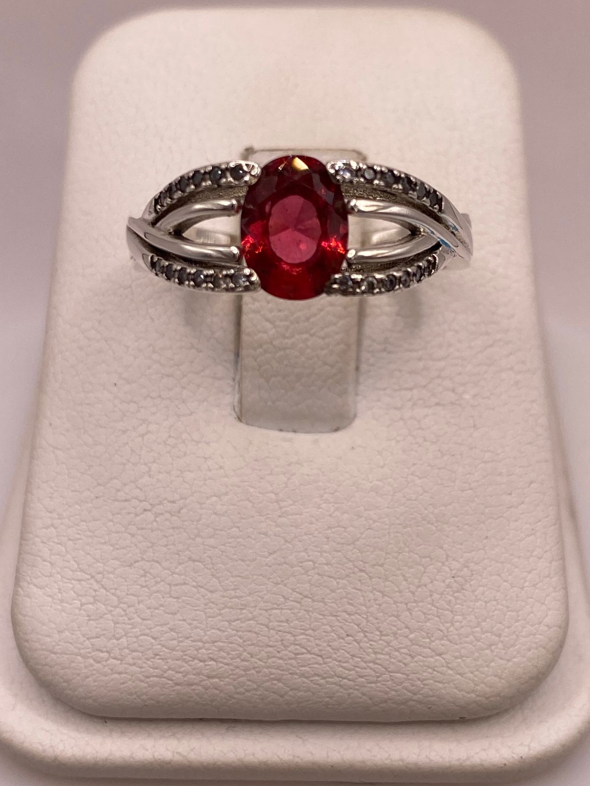 Anillo de Plata Ley 925 con Zirconia Fucsia Ovalada