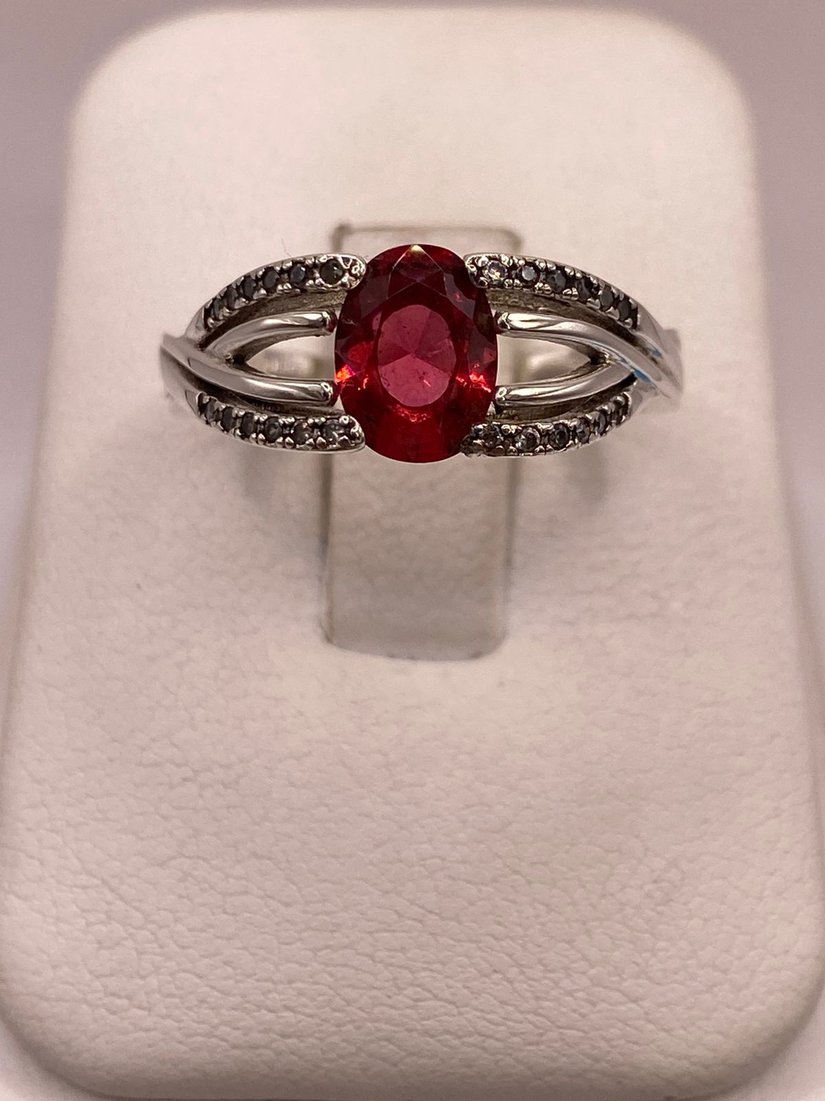 Anillo de Plata Ley 925 con Zirconia Fucsia Ovalada