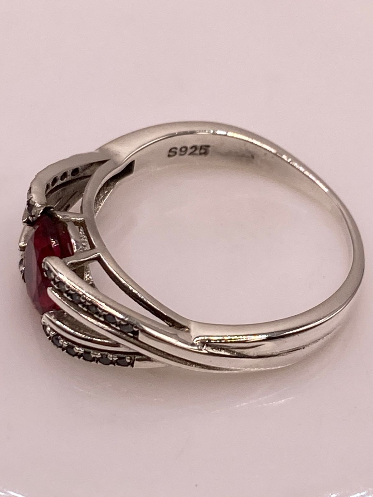 Anillo de Plata Ley 925 con Zirconia Fucsia Ovalada