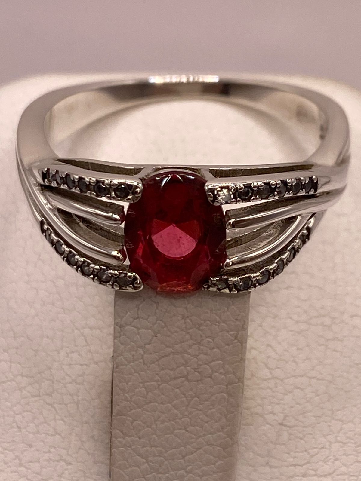 Anillo de Plata Ley 925 con Zirconia Fucsia Ovalada
