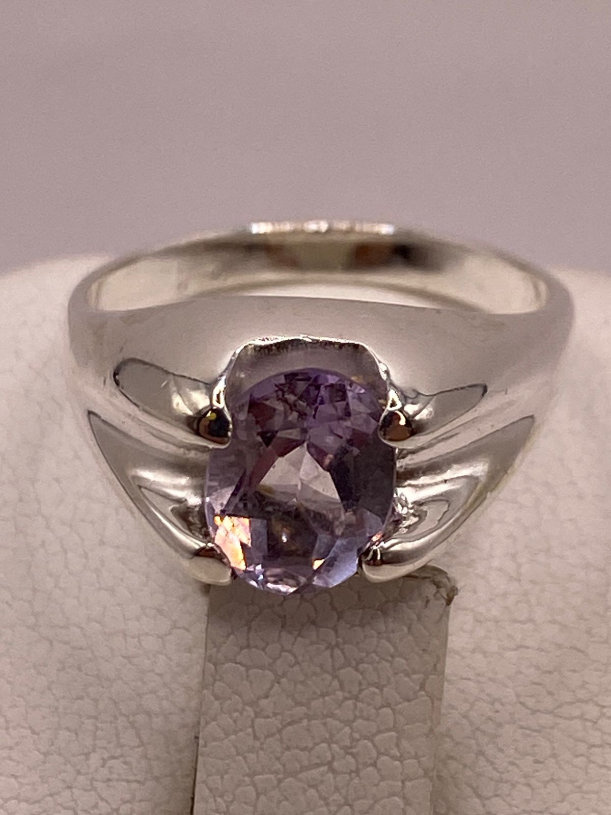 Anillo de Plata Ley 925 con Zirconia Lila Corte Oval Diseño Clásico Moderno