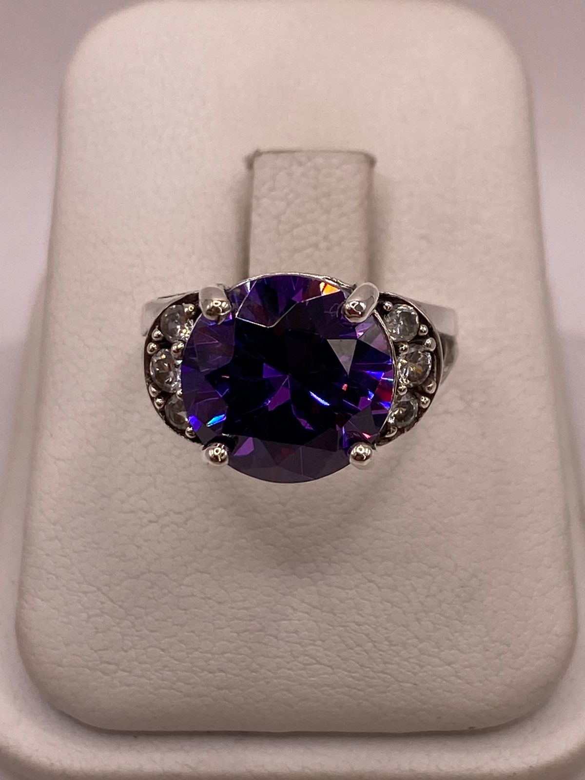 Anillo de Plata Ley 925 con Zirconia Morada
