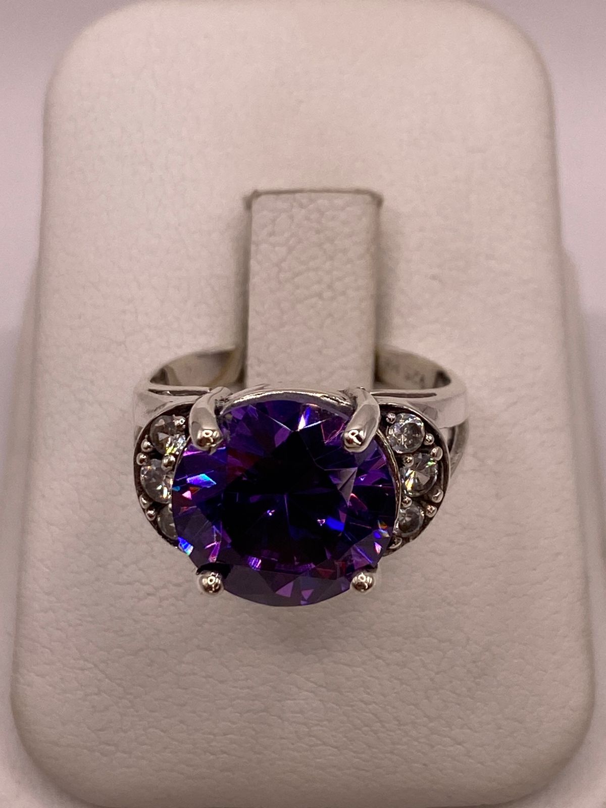 Anillo de Plata Ley 925 con Zirconia Morada