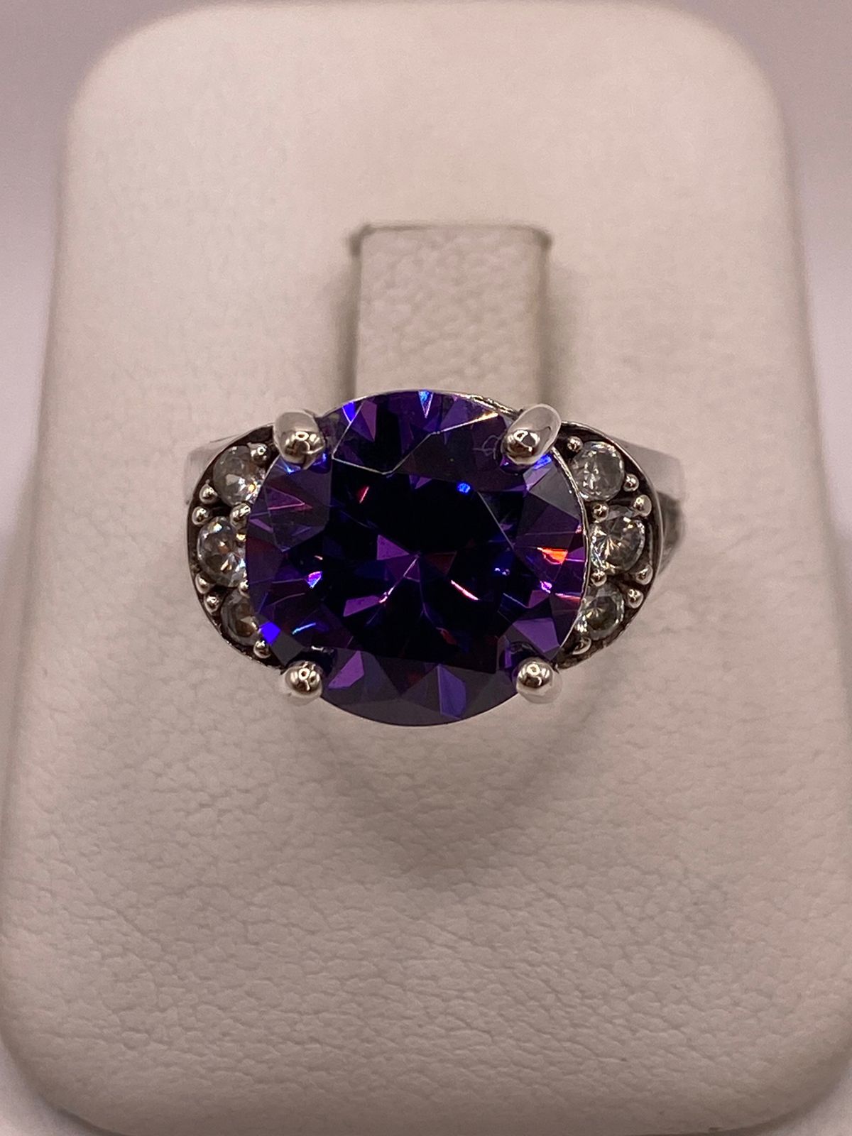 Anillo de Plata Ley 925 con Zirconia Morada