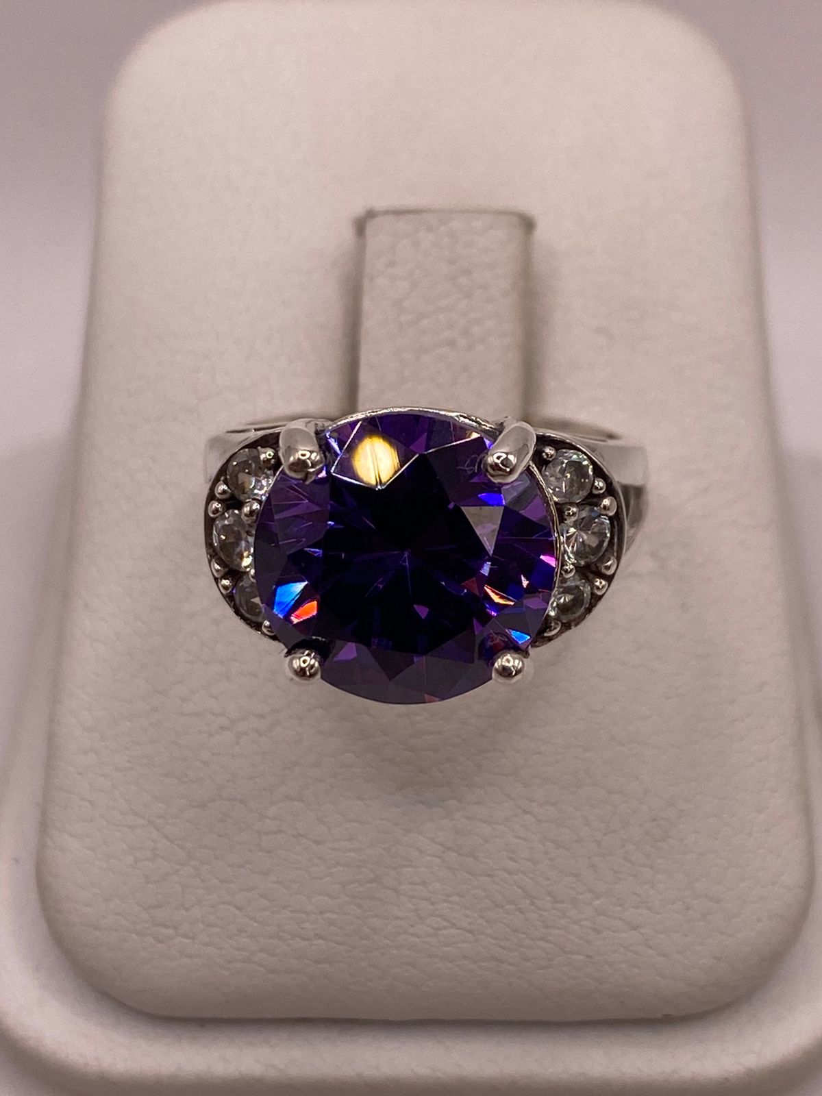 Anillo de Plata Ley 925 con Zirconia Morada