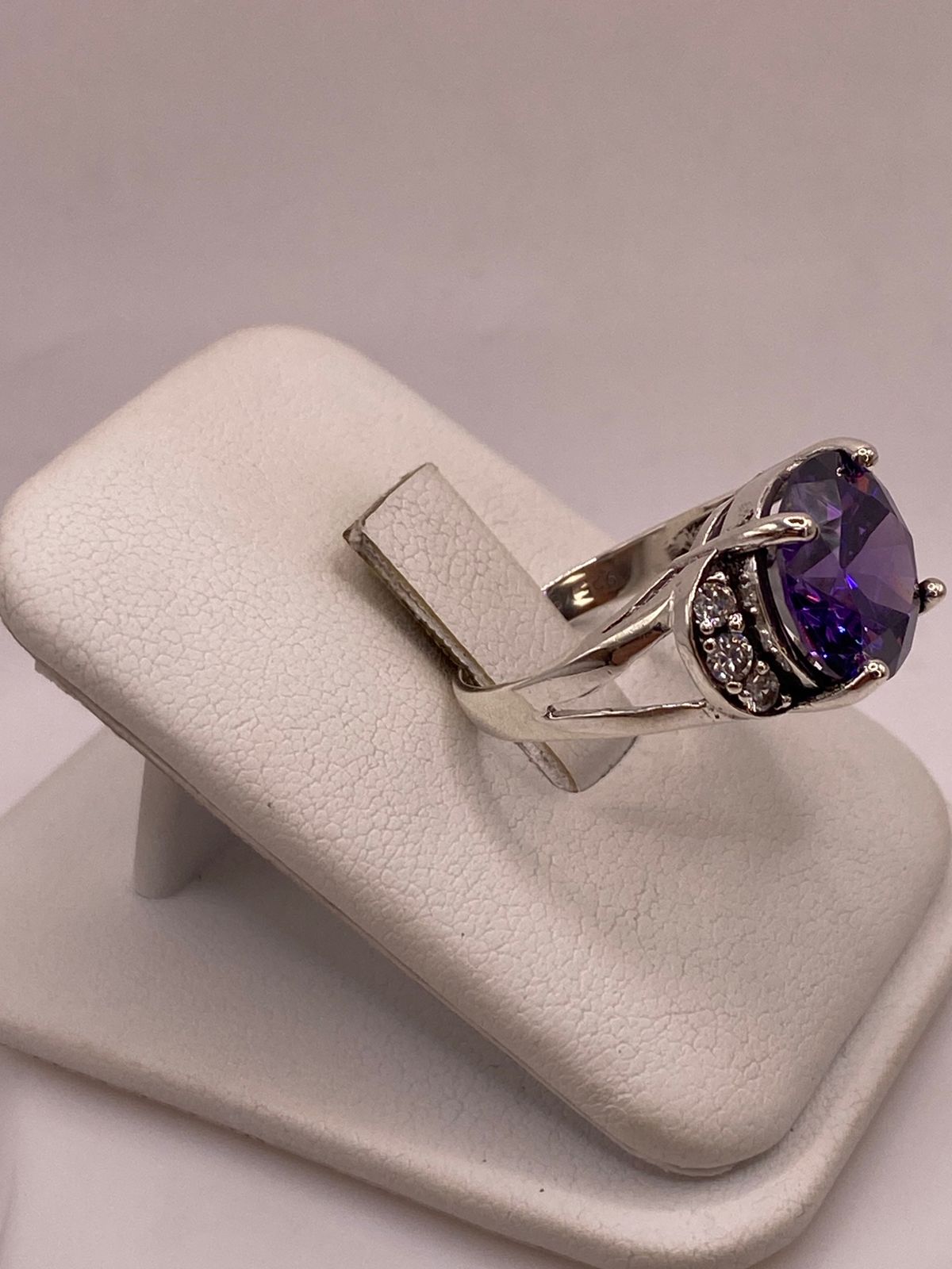 Anillo de Plata Ley 925 con Zirconia Morada