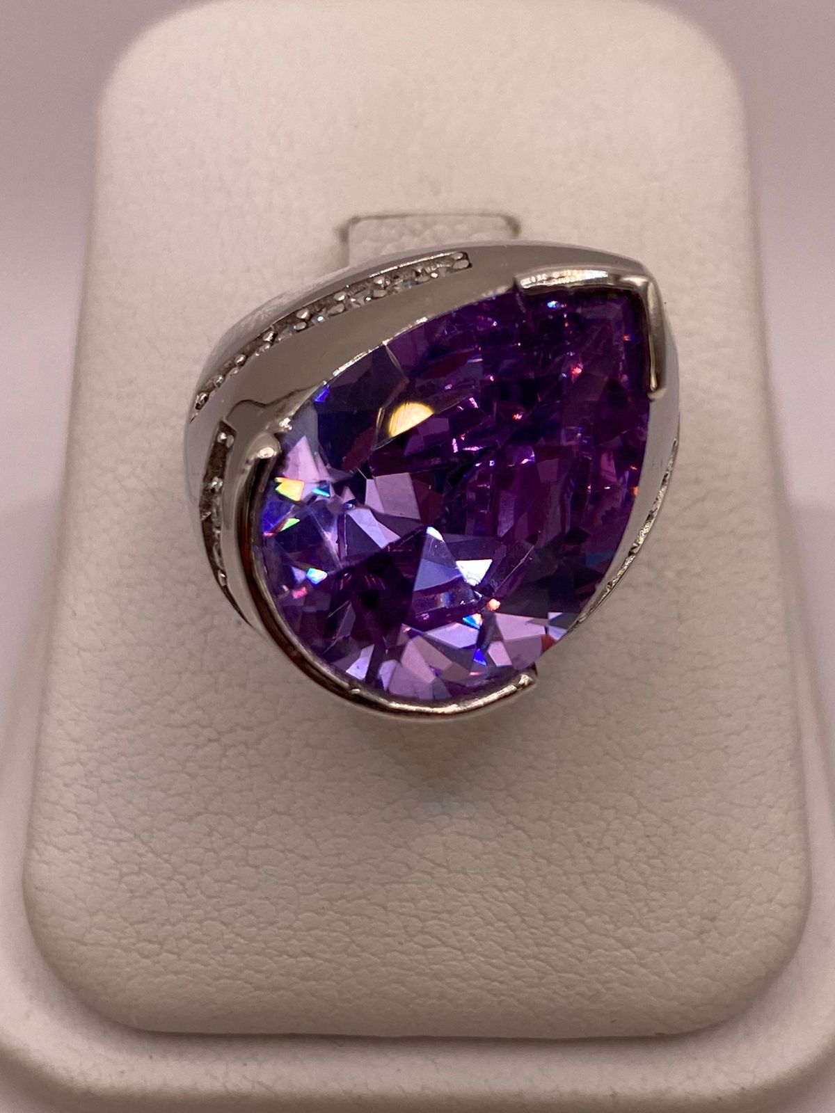 Anillo de Plata Ley 925 con Zirconia Morada en Forma de Gota
