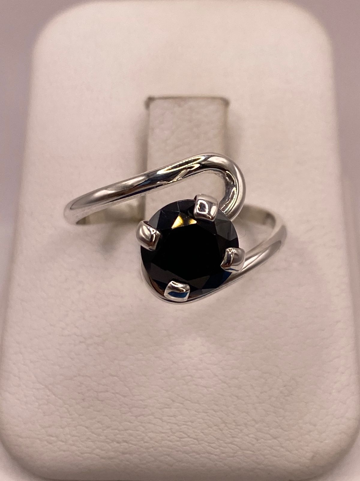 Anillo de Plata Ley 925 con Zirconia Negra