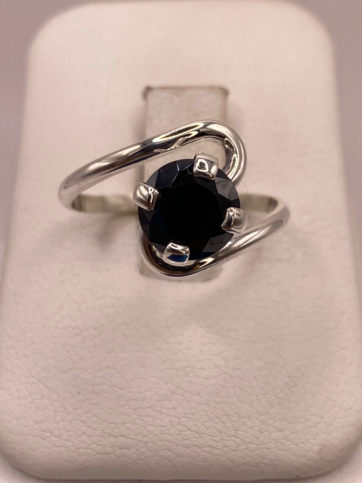 Anillo de Plata Ley 925 con Zirconia Negra