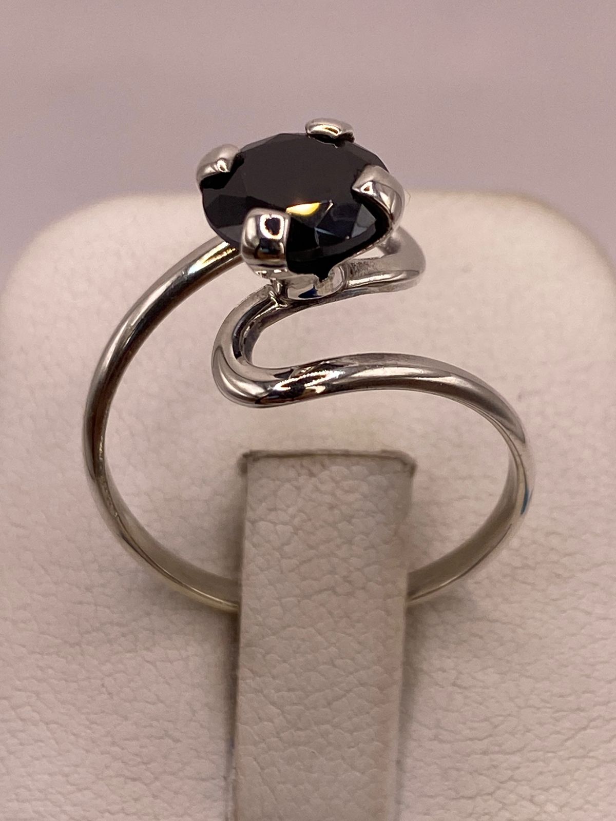 Anillo de Plata Ley 925 con Zirconia Negra