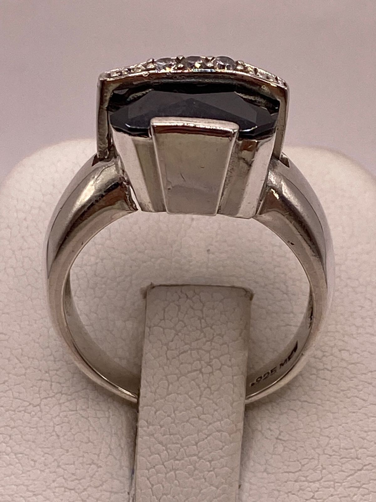 Anillo de Plata Ley 925 con Zirconia Negra
