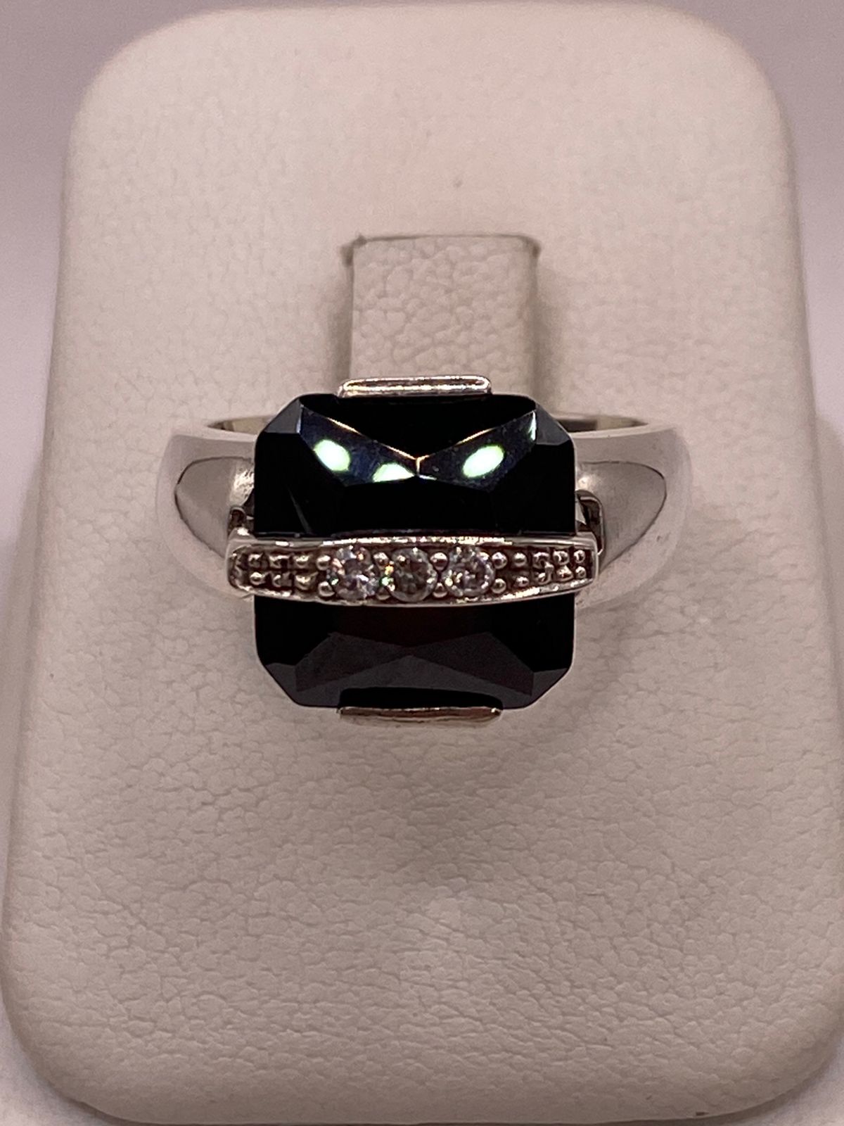 Anillo de Plata Ley 925 con Zirconia Negra