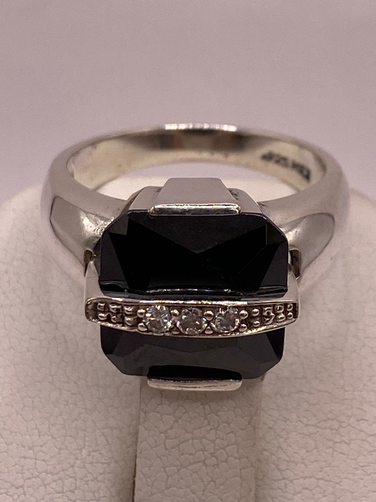 Anillo de Plata Ley 925 con Zirconia Negra