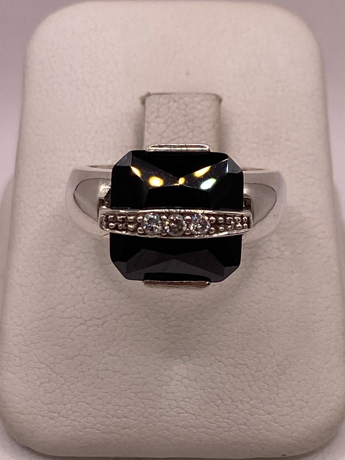 Anillo de Plata Ley 925 con Zirconia Negra