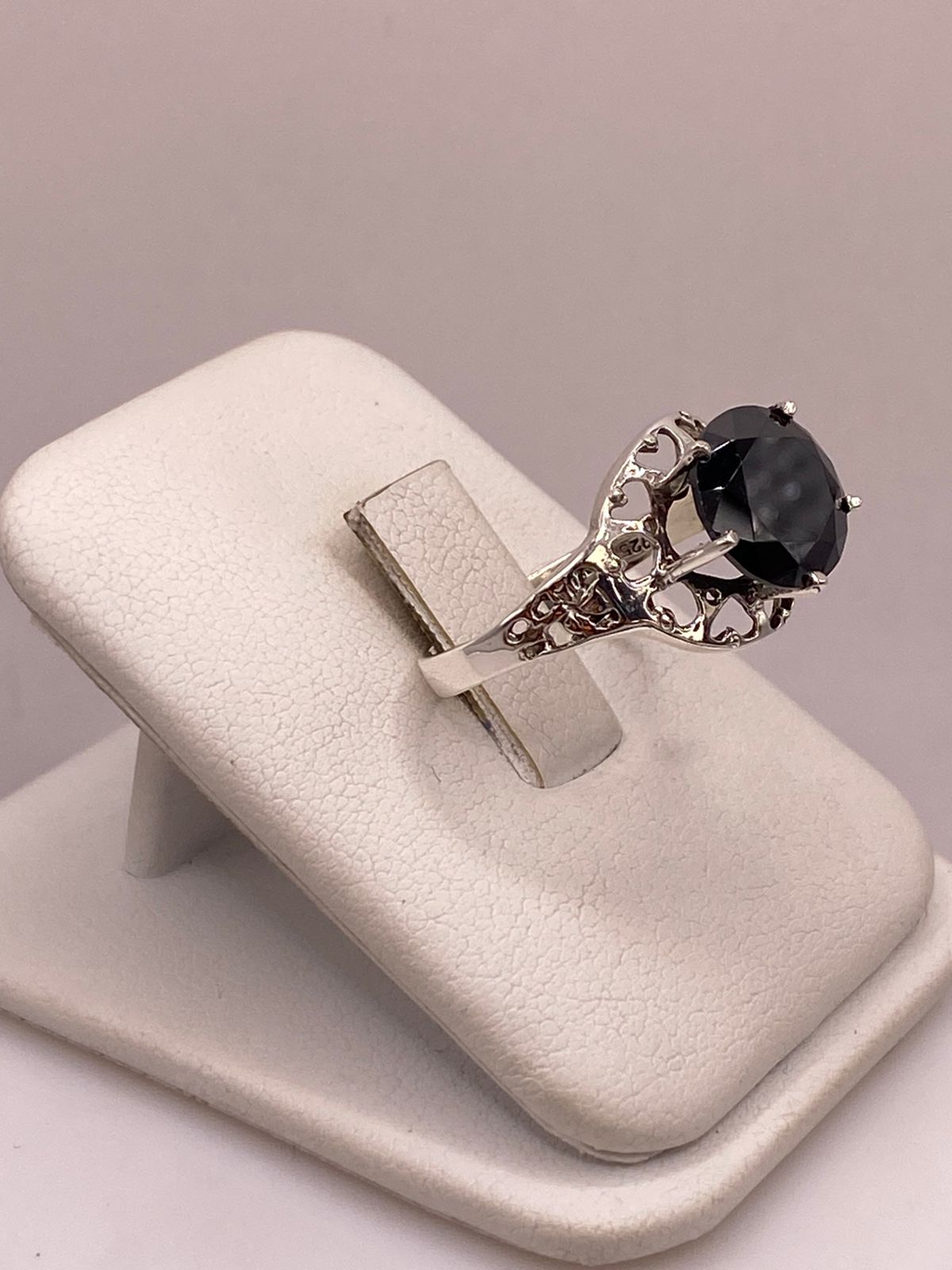 ANILLO DE PLATA LEY 925 CON ZIRCONIA NEGRA Y CORAZONES CALADOS