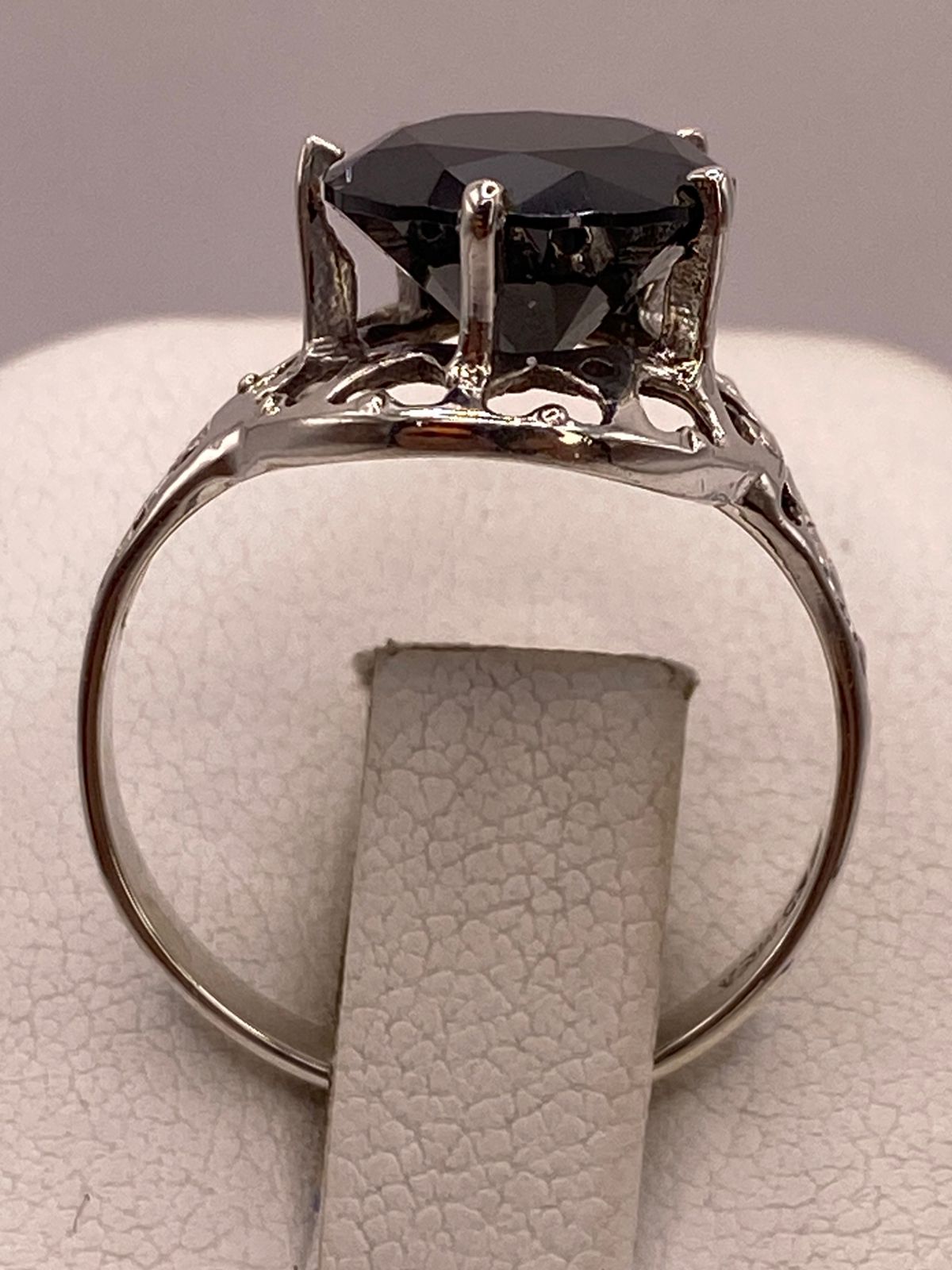 ANILLO DE PLATA LEY 925 CON ZIRCONIA NEGRA Y CORAZONES CALADOS